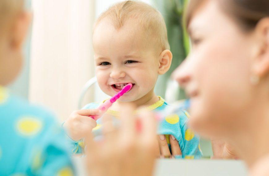 Jak i kiedy zacząć myć zęby dziecku?